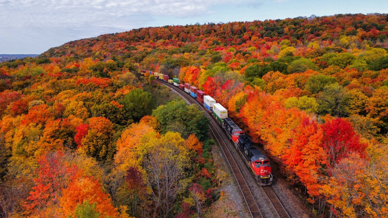 CN Z122 slowly rolls towards Bayview Junction behind CN 8013 as the fall colours of Dundas do what they do best.