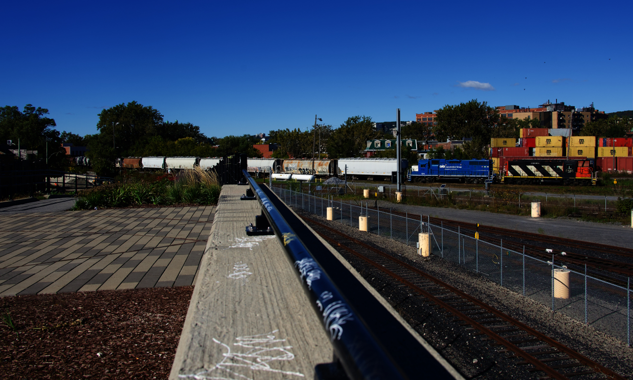 CN 4135 & CN 4904 is the power as the Pointe St-Charles Switcher heads towards the Port of Montreal. At left is a park that lets you see the rail action around here.