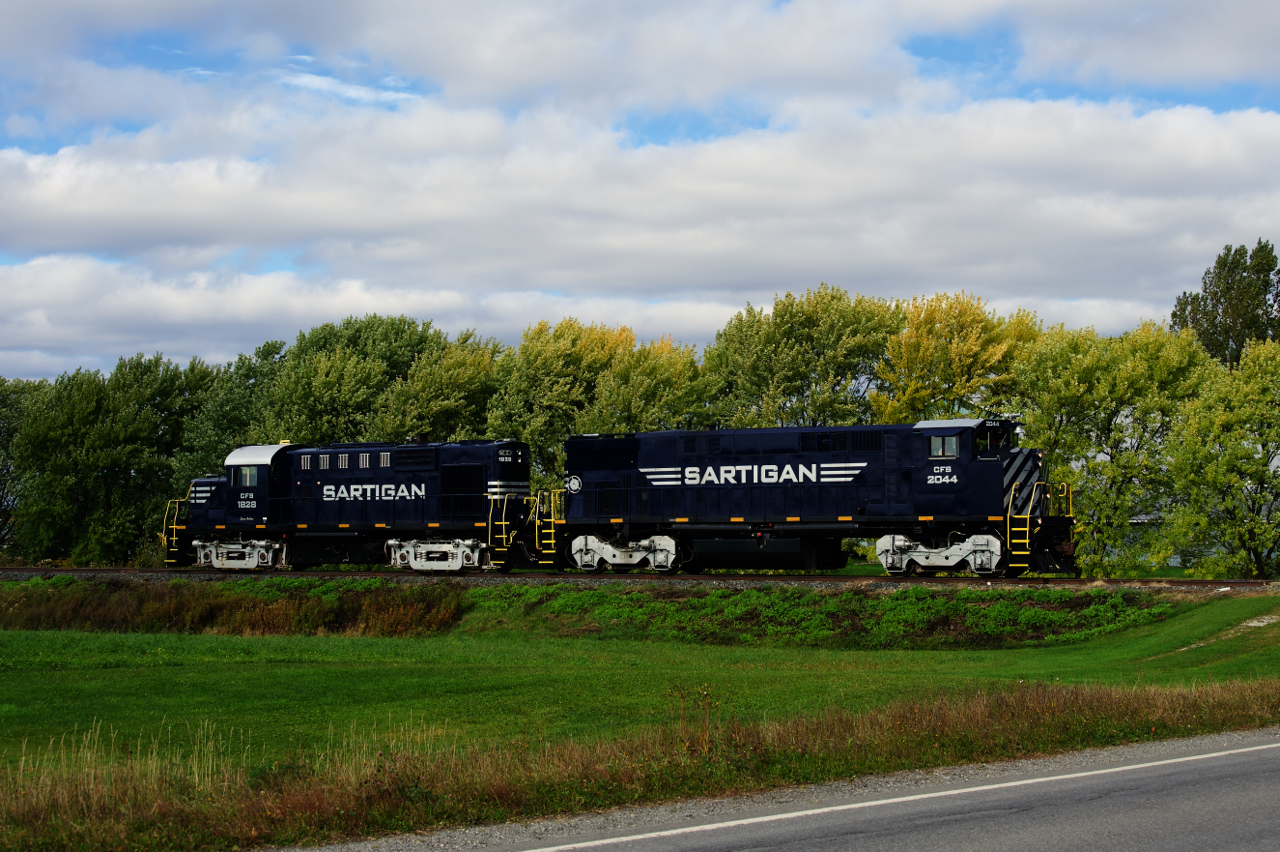 After dropping off one car at Saint-Lambert-de-Lauzon, the Sartigan Railway's spotless M420W & RS-18 are heading light power to Scott to tie up for the day.