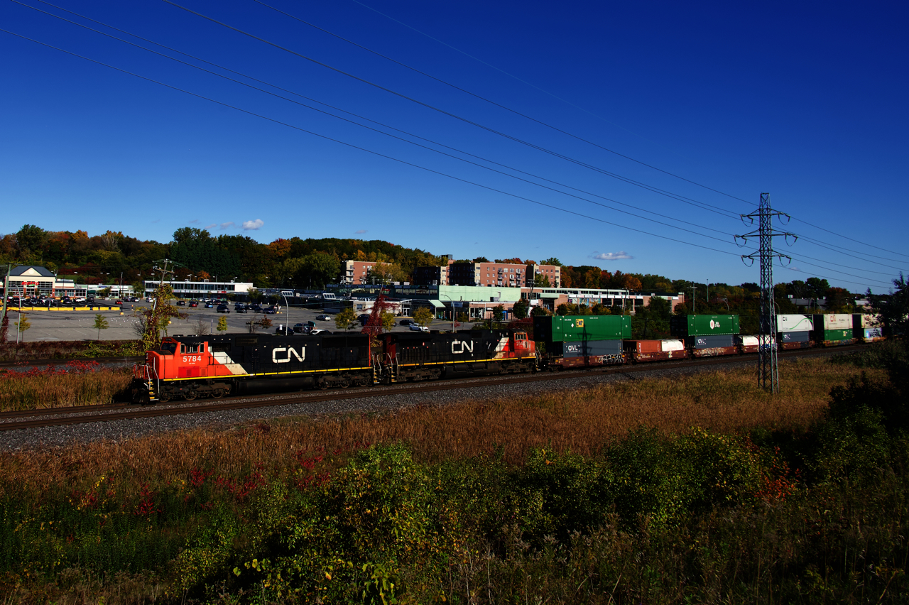 CN 5784 & CN 2548 lead CN 123 through Pointe-Claire.