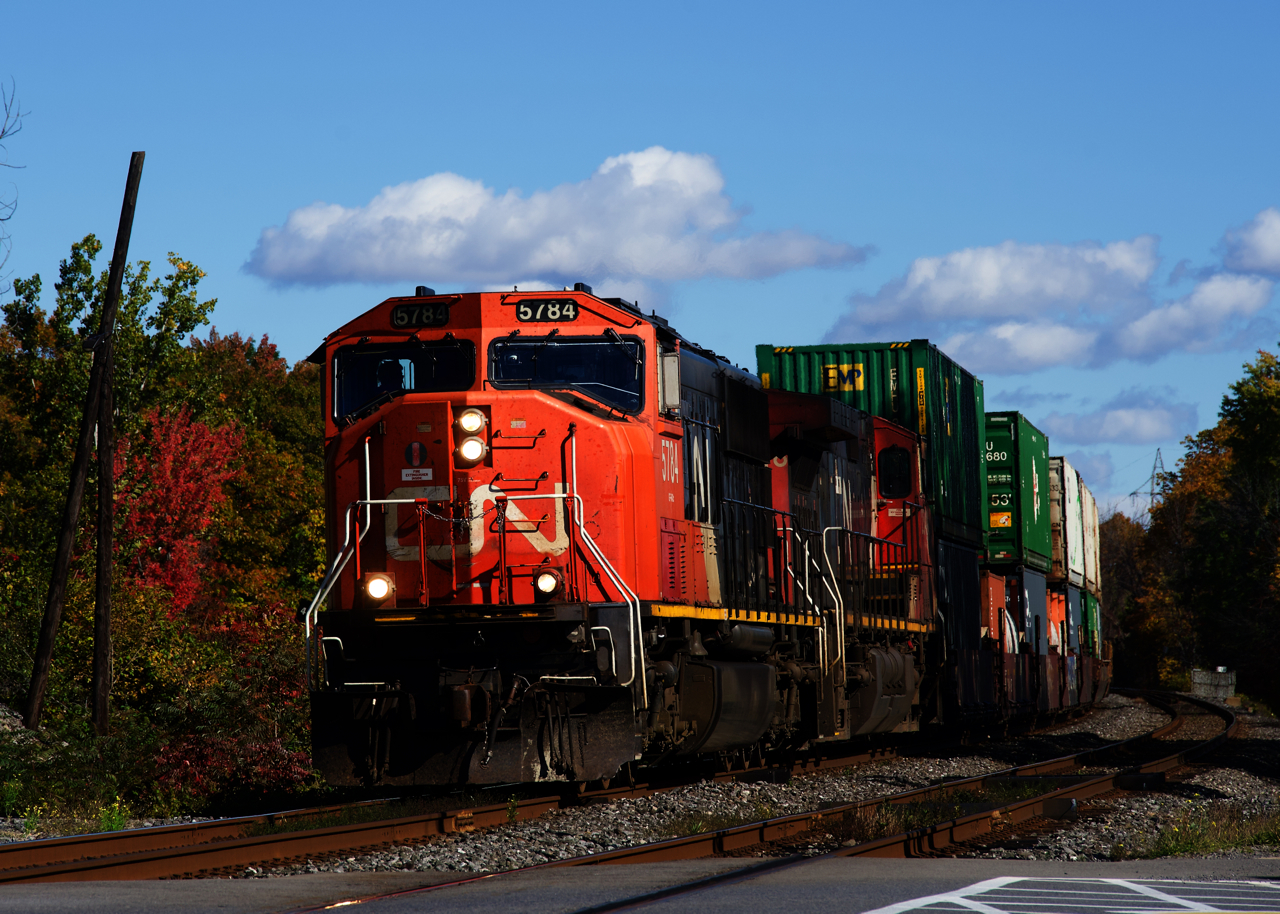 CN 123 has a somewhat old school lashup (by 2022 standards) of SD75I CN 5784 & Dash9-44CW CN 2548 as it heads west on the North Track of the Kingston Sub.