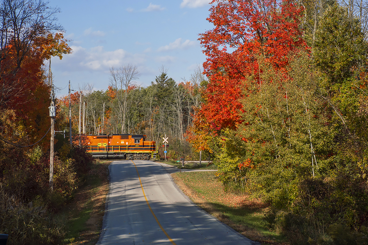 Almost home, GEXR 582 approaches Guelph Junction with cars to be lifted by the London Pickup.