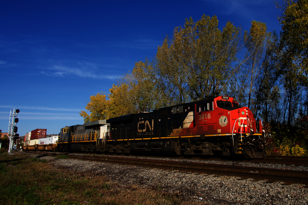CN 3816 & CN 3968 lead CN 120 past the end of the Butler Spur.