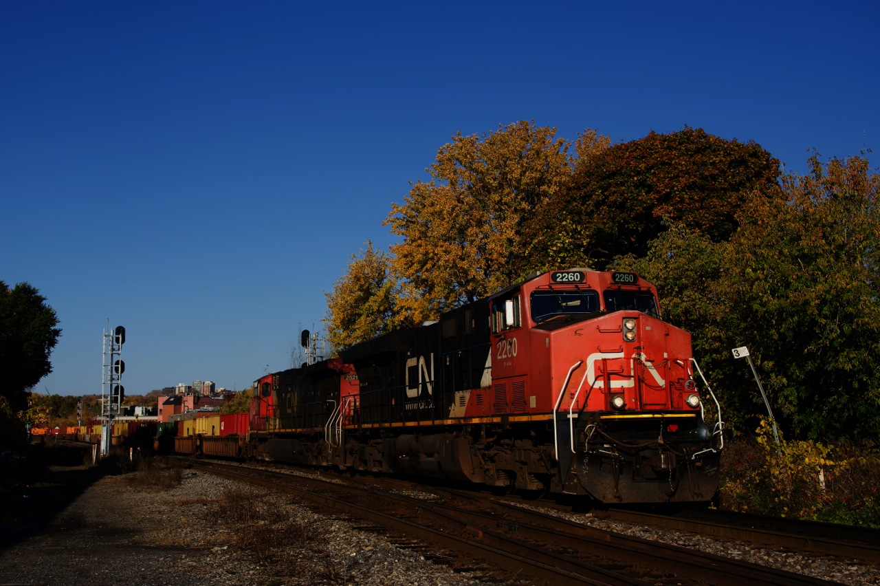 After setting off part of its train in Taschereau Yard, CN 100 with CN 2260 & CN 2521 is heading to the Port of Montreal. CN 100 is a train that does not run on a regular basis and has only started running relatively recently. This edition originated in Calgary.