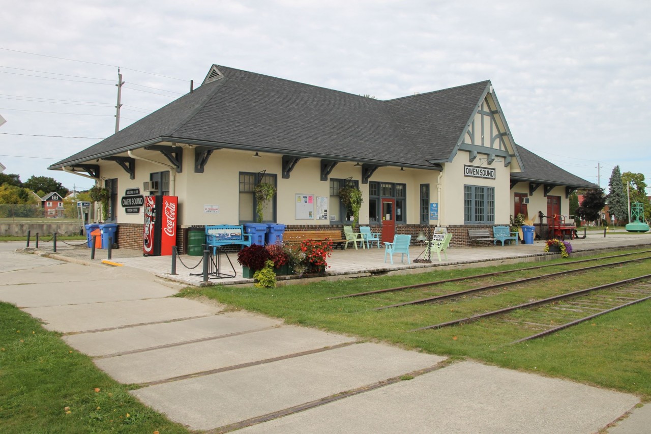 Located on the west side of the harbour, the former CNR station at Owen Sound was constructed in 1931 by Canadian National Railway replacing the original Grand Trunk Railway station built in 1894. The building currently houses the Owen Sound Visitor Centre and the Community Waterfront Heritage Centre (CWHC) which includes the Marine and Rail Waterfront Museum. Lots of railway memorabilia and a model railway on display. The former station is well maintained.