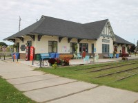 Located on the west side of the harbour, the former CNR station at Owen Sound was constructed in 1931 by Canadian National Railway replacing the original Grand Trunk Railway station built in 1894. The building currently houses the Owen Sound Visitor Centre and the Community Waterfront Heritage Centre (CWHC) which includes the Marine and Rail Waterfront Museum. Lots of railway memorabilia and a model railway on display. The former station is well maintained.