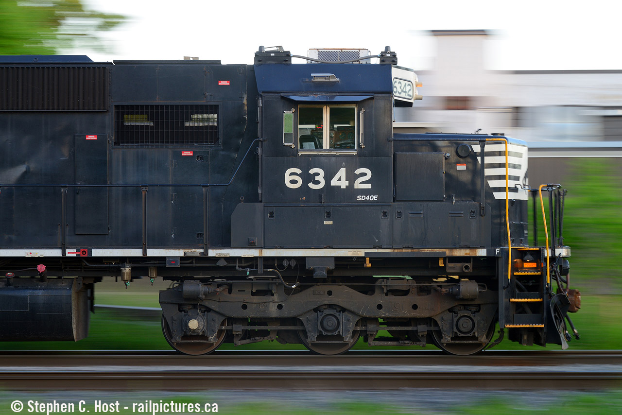 NS C93 whizzes back east after having set off their train and the last NS SD75i for scrap, heading back to the US light power.