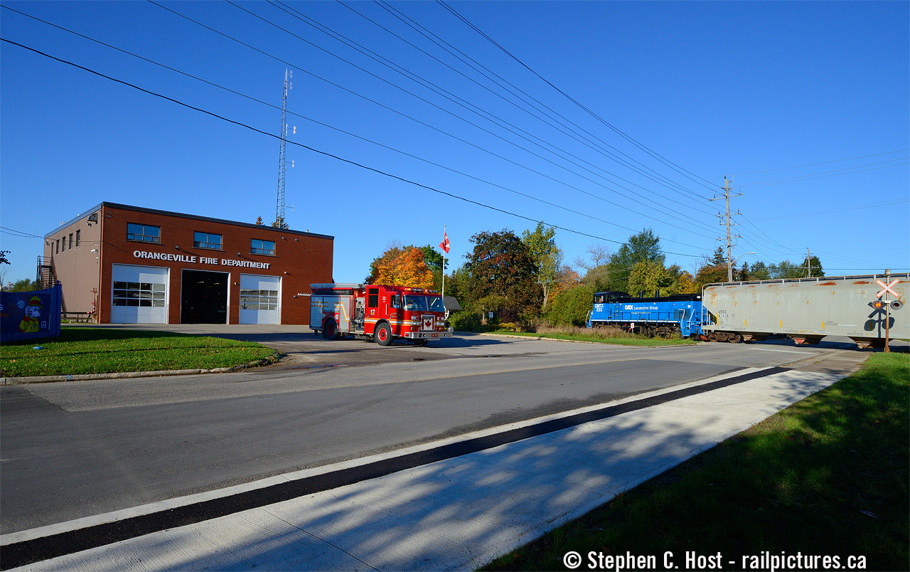On the former Toronto Grey and Bruce Railway extension to Owen Sound, I was pleased to find this scene just as the OBRY was reversing back from working customers in the north end - A Fire Truck posed as the train was about to pass with some fall colour in behyind. Mayor Brown got rid of the Railway, he also got rid of the Orangeville Police Department, it's any wonder he hasn't eliminated the fire department. The tracks through here are already ripped up and sold for scrap.