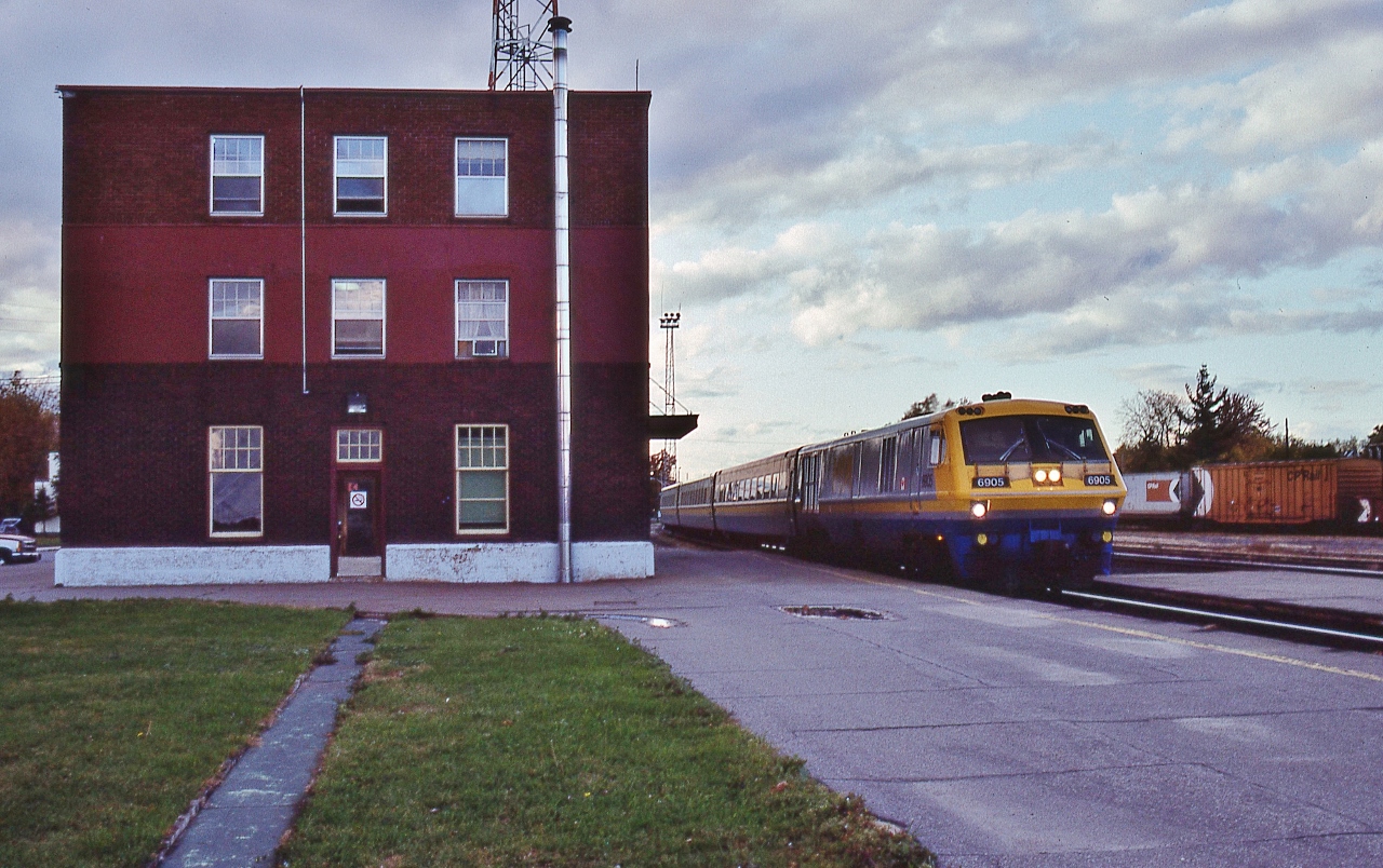Rolling in for a station stop, LRC 6905 leading.


  At CP Rail Smiths Falls, November 9,1991 Kodachrome by S.Danko


More LRC
   

       circa 1982  


sdfourty