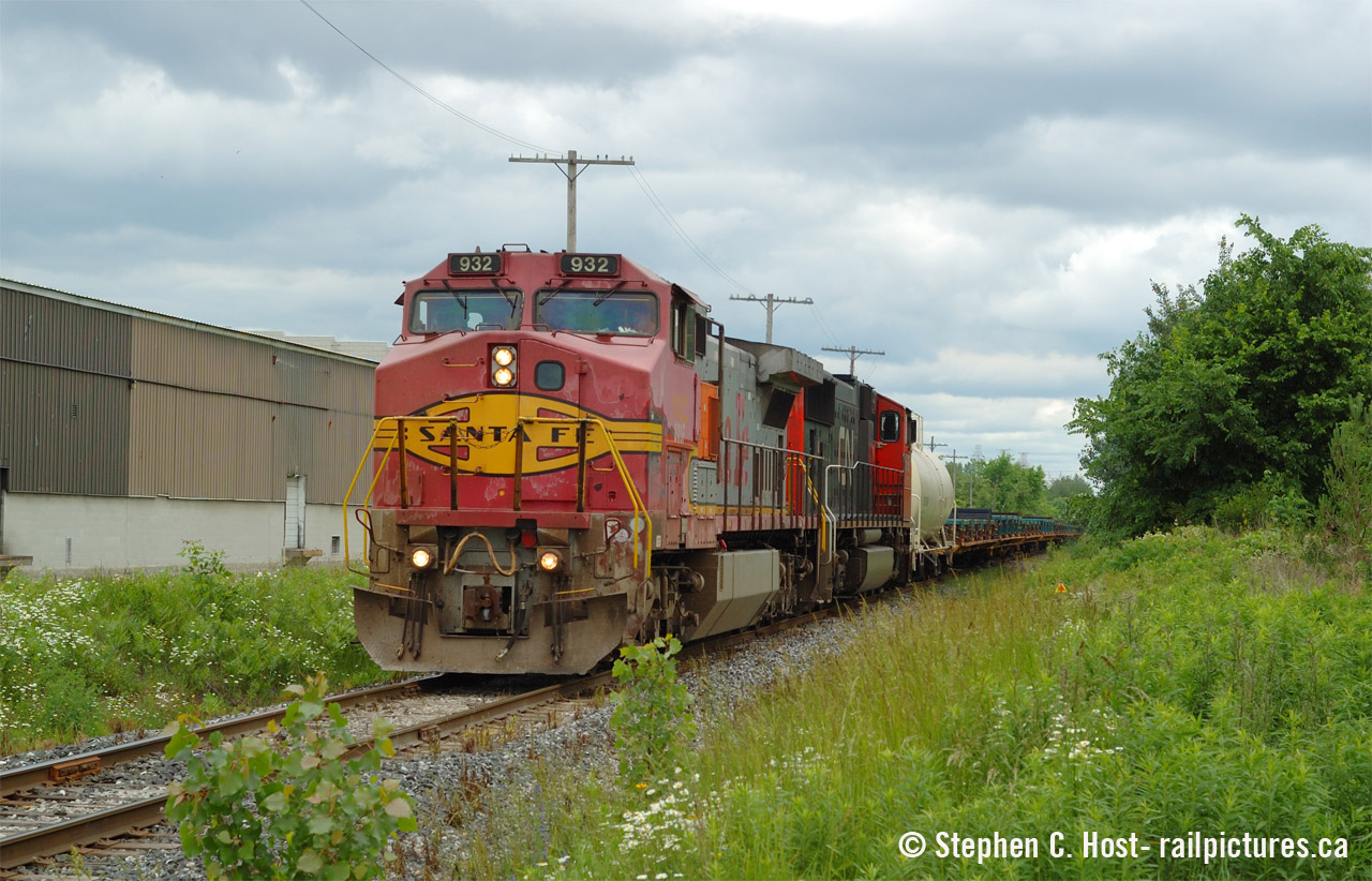 What would you choose if you had to choose between a conrail leader or a former ATSF leader, but you couldn't chase both? I chose this over  Conrail  as both trains were on the Talbot at the same time. Comment below on what you'd choose or if you want to give me hell for my choice :)