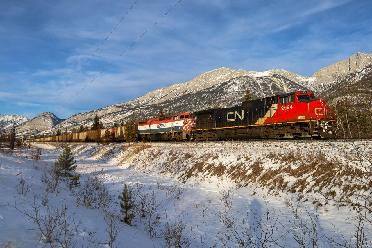 S 71151 18 highballs towards Jasper with CN 2594, BCOL 4609 and 100 Sulphur Loads