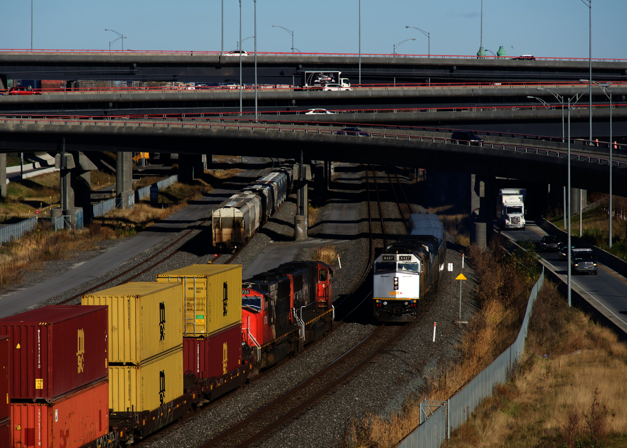 CN 400 with SD75I's CN 5671 & CN 5735 meets VIA 67 with VIA 6427 & VIA 6413 just west of the Turcot Interchange.