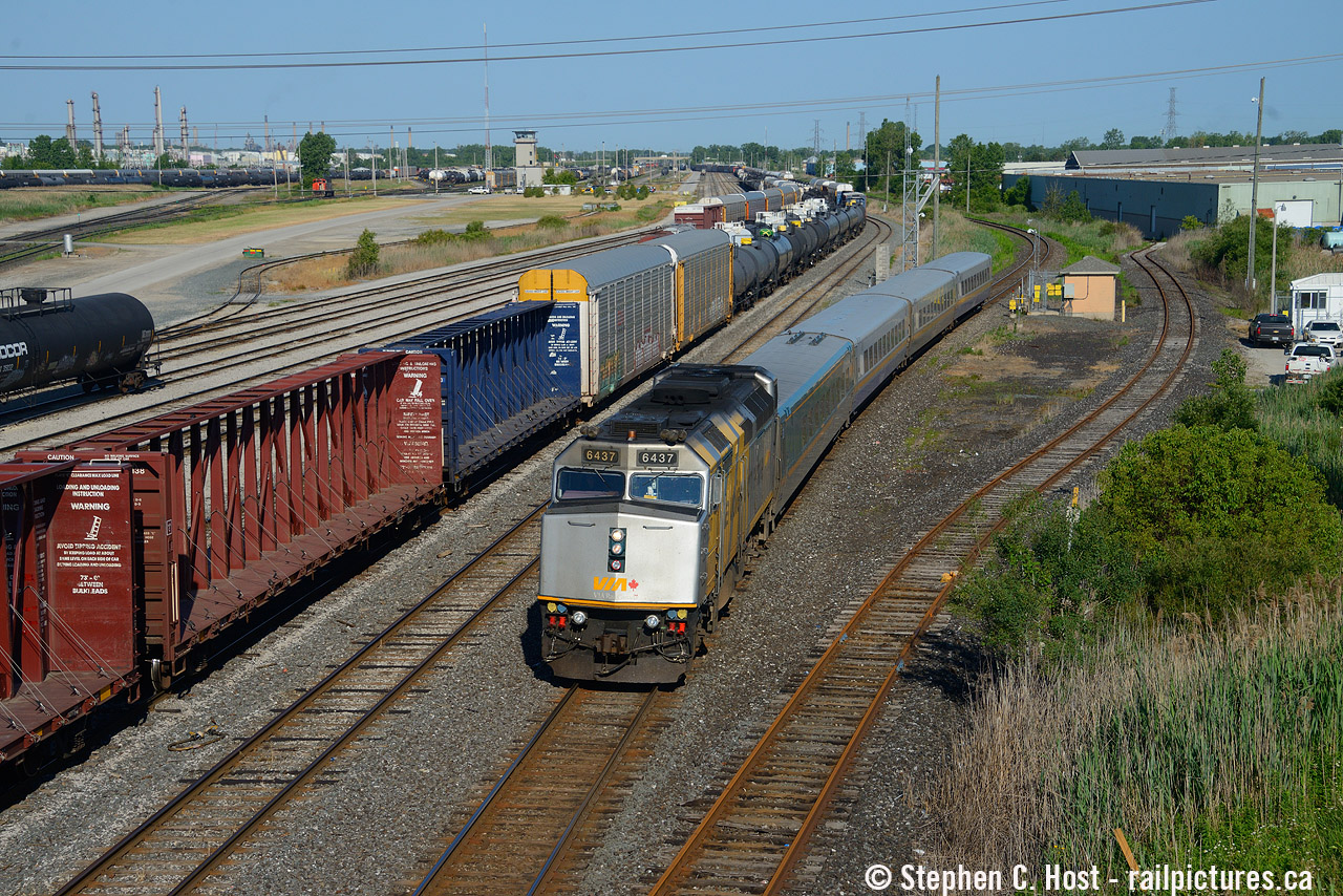 Finally with the schedule change I can photograph VIA 84 leaving Sarnia. It's been so many years.. here is #84 passing the Customs/VACIS scanner at Modeland.