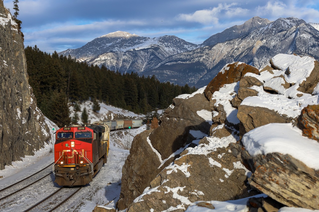 U 76151 20 climbs into Jasper, Alberta