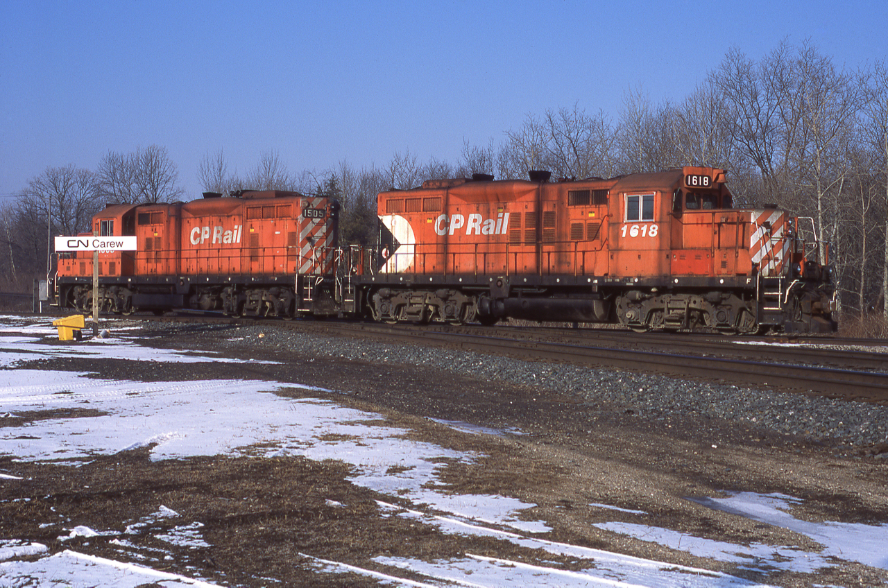 In a scene that was often repeated multiple times per day, a pair of Woodstock regulars (CP 1618 and 1505) cross the CN Dundas Sub at Carew.