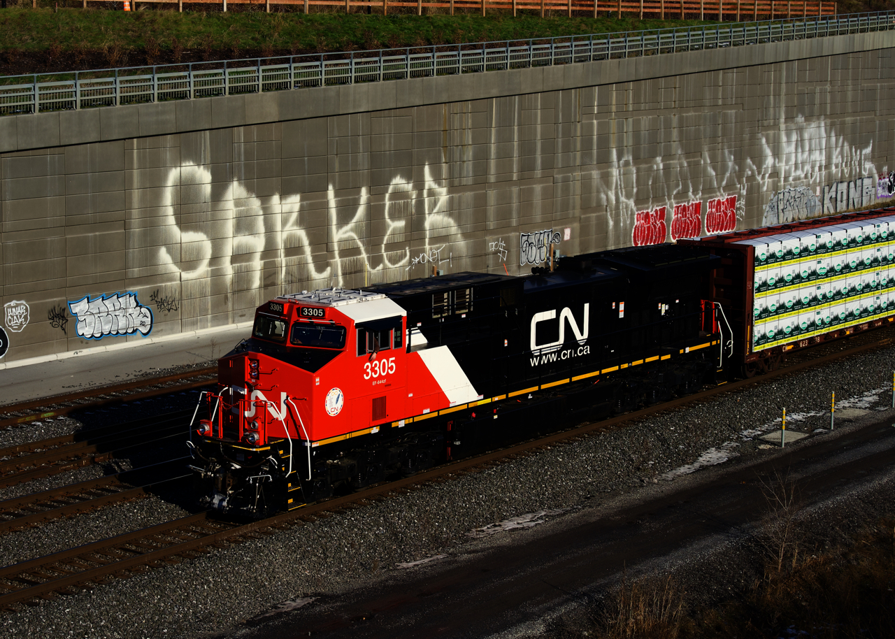CN 3305 (recently rebuilt from Dash9 CN 2563) is in charge of CN 305 as it departs Turcot Ouest after a crew change.