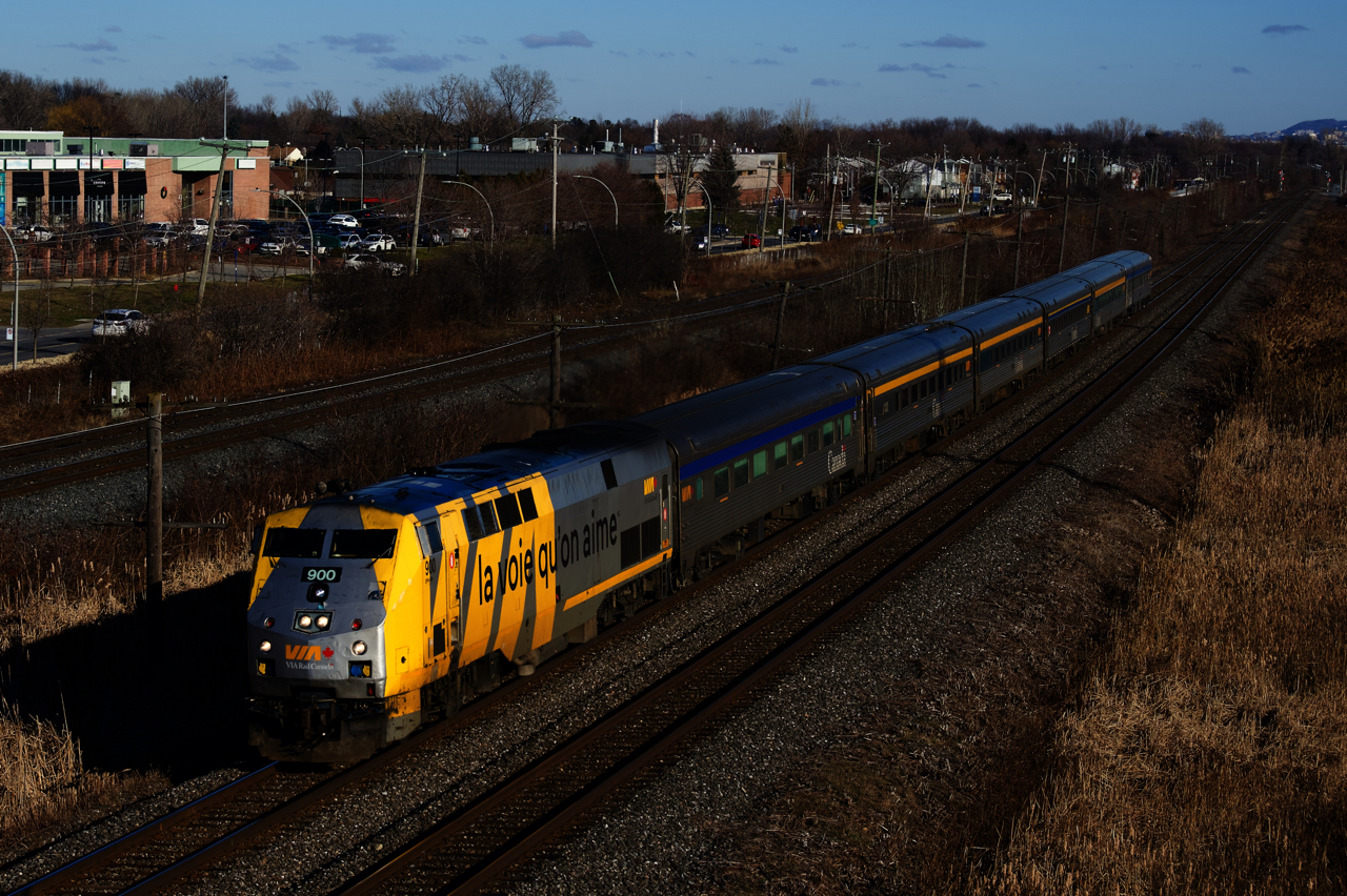 VIA 35 has an unoccupied stainless steel car up front (and one on the tail end as well) as it heads west through Pointe-Claire with class leader VIA 900 leading. Due to a Transport Canada order released on October 19th, VIA rail has been required to put unoccupied buffer cars on either end of stainless steel consists due to concerns about the structural integrity of these cars.