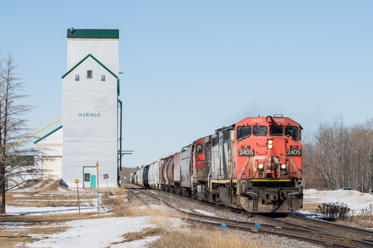 After being tied down outside of Dauphin overnight, A410 heads south towards Winnipeg with CN 2405 on the point in early 2021