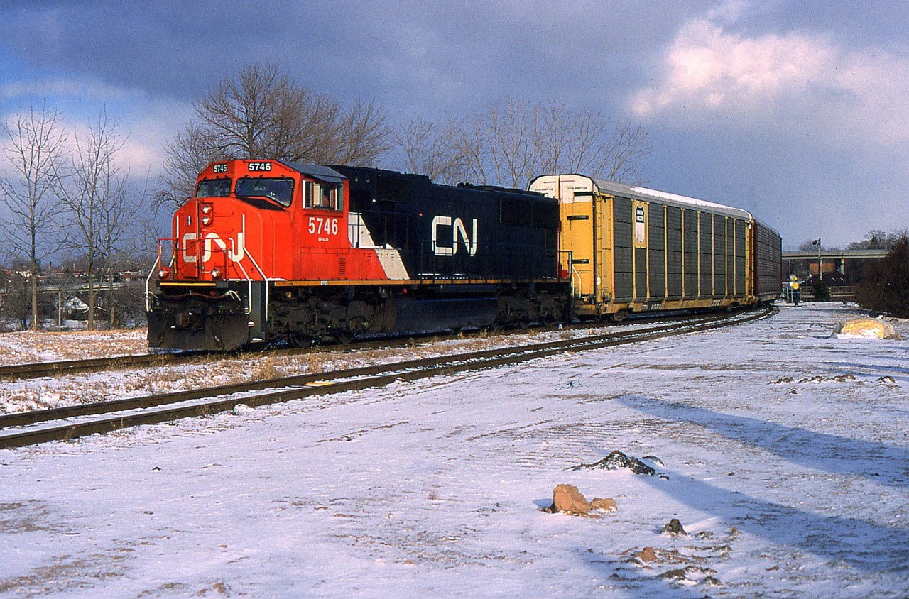 Back in 2001 CN often ran 332 across the Whirlpool Bridge from CSX Niagara Yard to Oakville. Instead of crossing from Buffalo to Fort Erie over the International Bridge.