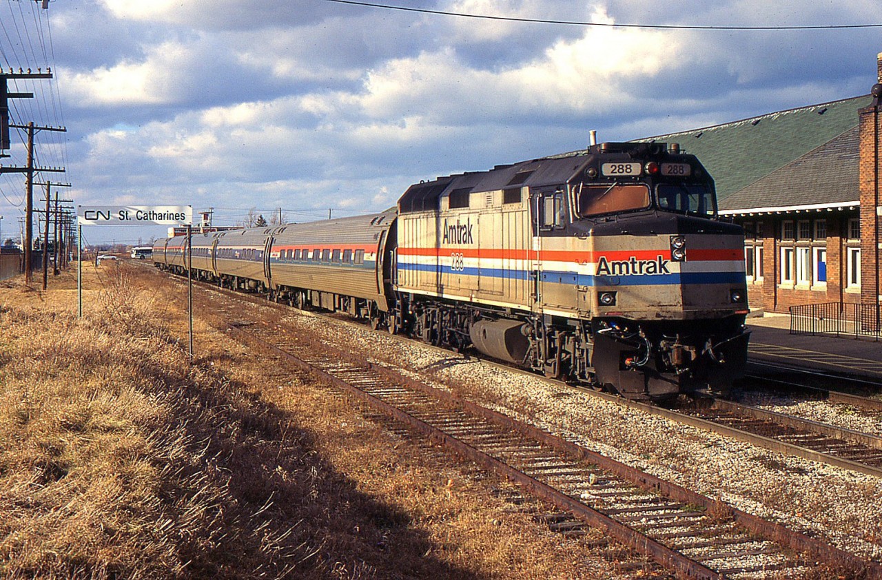 Back in the days when the Maple Leaf still had F40PHS.