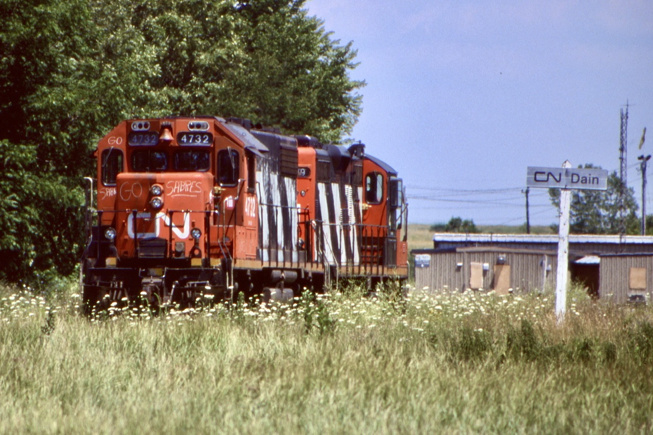 By 1999 the shared NS/CN intermodal yard at Dain City was just a fading memory as NS began its gradual retreat out of Ontario. Even CN’s days at this location were coming to a close with Trillium in the near future taking over pretty much all of CN’s spurs and secondary lines in the Niagara region. At the time there must have been a friendly rivalry going on with CN crews here as 4742 was tagged for the Buffalo Sabres hockey team while 4713 had Toronto Maple leafs markings on it. In later years this small yard here would be revived as a trans loading facility served by Trillium and now GIO Rail.