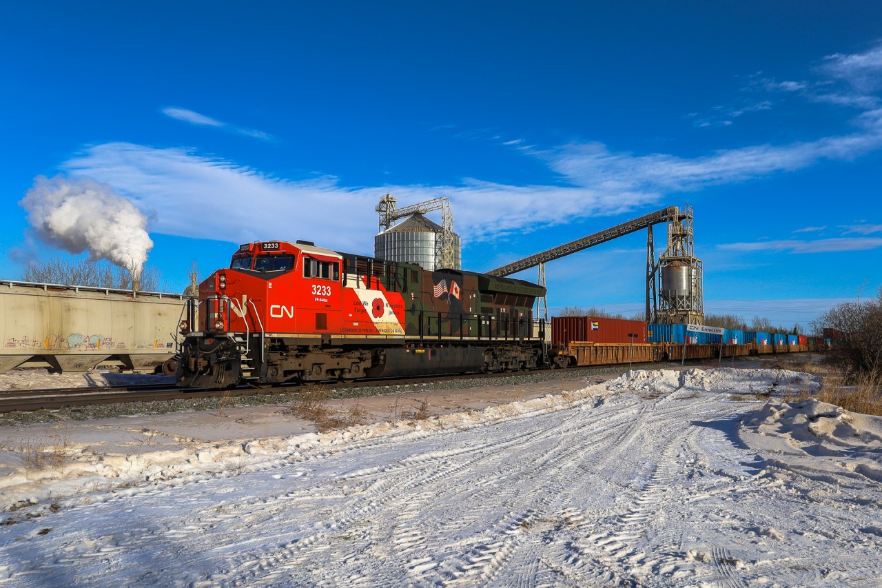 Chicago to Vancouver Q 11791 17 eases through Entwistle, as they prepare to take the siding at Evansburg to meet Z 11251 20.