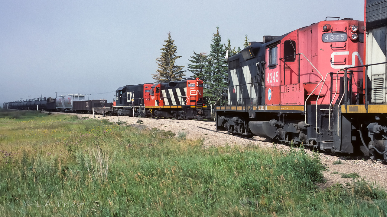 Extra 4345, the grain peddler, is meeting 836 at Radway on a very foggy morning. Very lucky on this occasion, the little hole shone long enough until 836 arrived. You can see the edge of cloud coming by the silver hoppers. I find it interesting that GP38's trail both GP9's, 836 wyed their units with the 4290 leading when they returned later that evening.