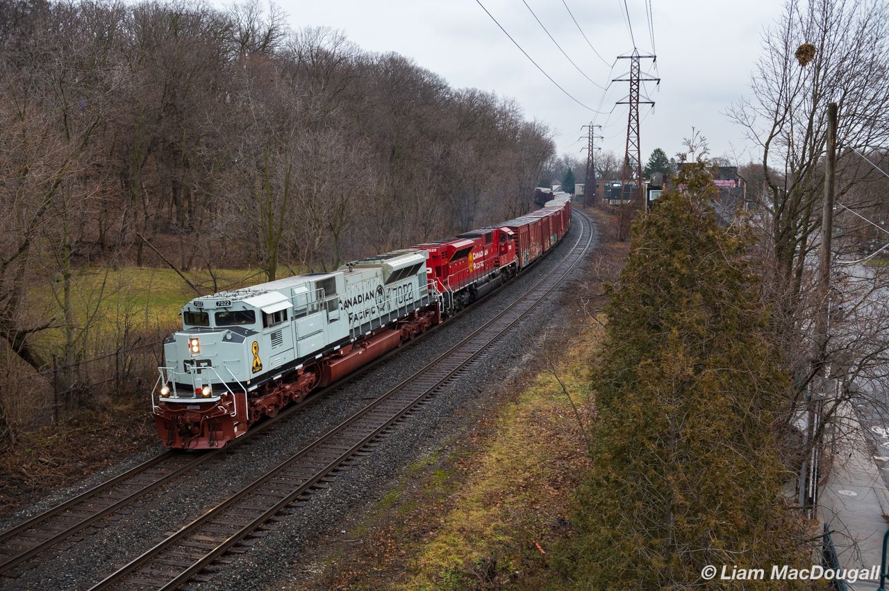 The depressing mood of a dark, gloomy afternoon was improved slightly when I saw this power on 421 round the bend, Navy tribute 7022 takes the lead with an equally-as-clean golden beaver ACU in the trailing position.