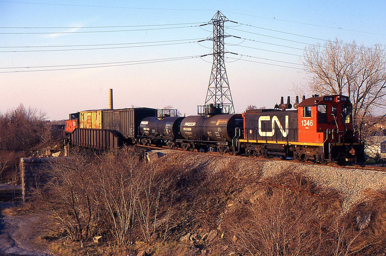 549 with CN SW1200RS 1346 heads over the CN Grimsby Sub on the Townline Spur heading Southbound towards Interlake Paper during 1997. This Spur has been removed.