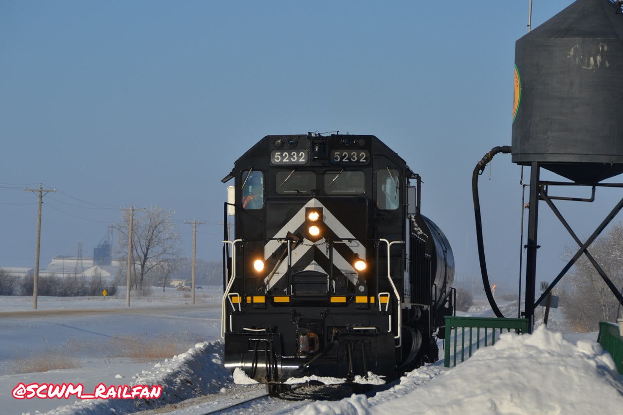 PRS (VLSX) 5232 Hauls a single tanker to the CP Rail yard,
going about 10 mph on the CN Lilyfield Spur.