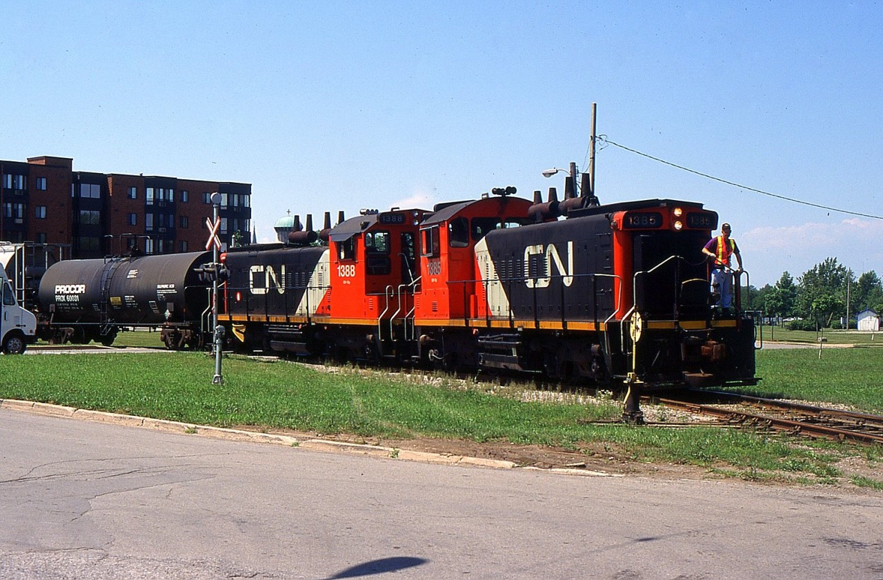 CN 549 with CN SW1200RS 1385 and CN SW1200RS 1388 returning back from General Chemical on the CN Fonthill Spur behind the Beer Store.