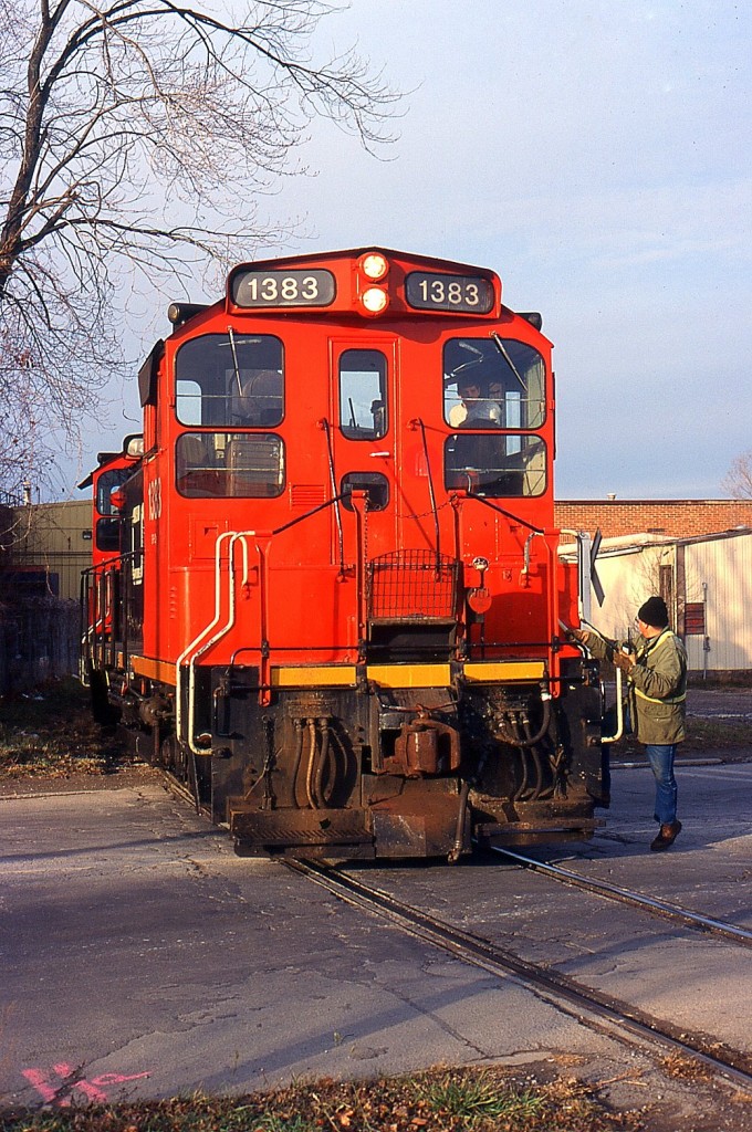 549 with CN 1383 leading as they are switching at Welland Ave in St. Catharines in 1998. This now is GIO Railways.