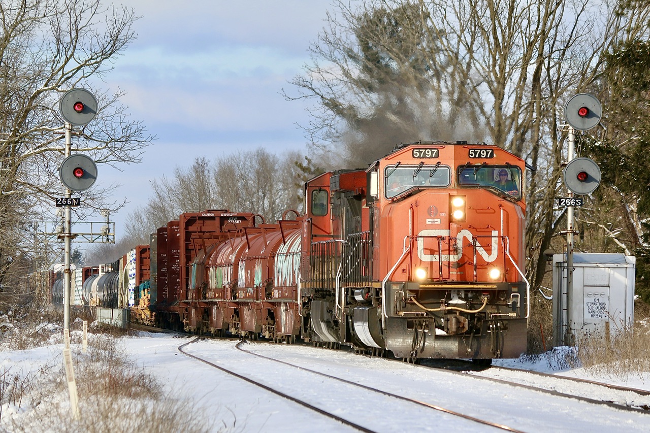 One of those locations I’ve always enjoyed photographing over the years. Hear CN 435 with a pair of older units, from today’s standard, a SD75 and Dash-9 combo head back onto the double track at Stewartown. Thankfully the clouds parted long enough to add some decent lighting conditions.