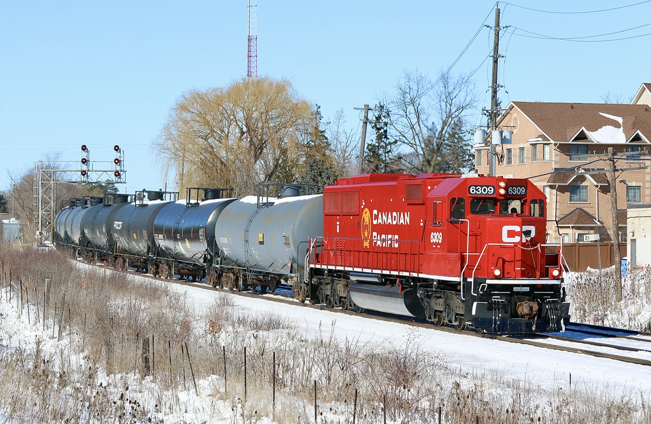 Finally a photo worthy H24. I have to say this is the first time I have caught it with a six axle unit. This I’m sure only happened as they did not work Streetsville. Long hood forward SD60-3 6309 made its way to Hornby this morning and then is seen following train 134 to Toronto at a limited speed thanks to the lack of an end of train device.