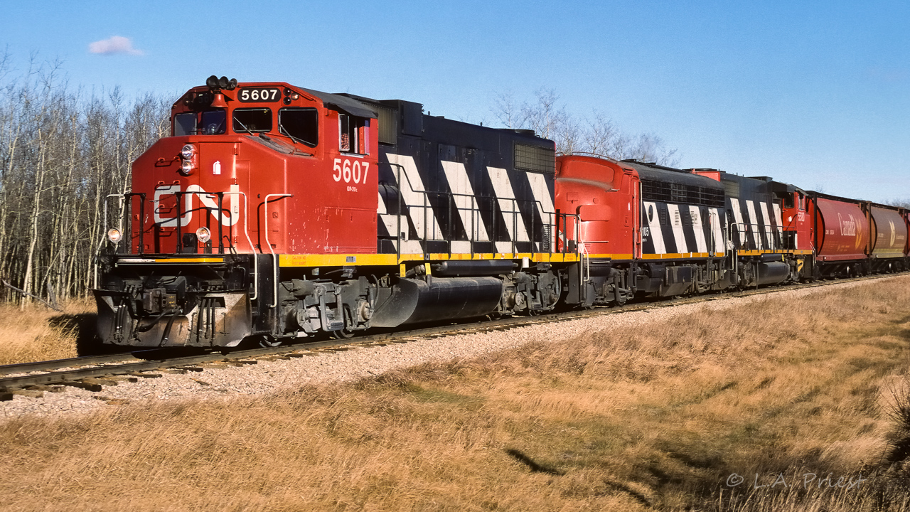The grain extra has some additional help on this sunny day with the beetle 9105 spliced between the 5607 and 5580. Amazing weather for the time of year, the winter of 87/88 had little snow. I can remember seeing people out on the golf course during Christmas week. This photo taken at mile 25.5, time approx. 15:30.