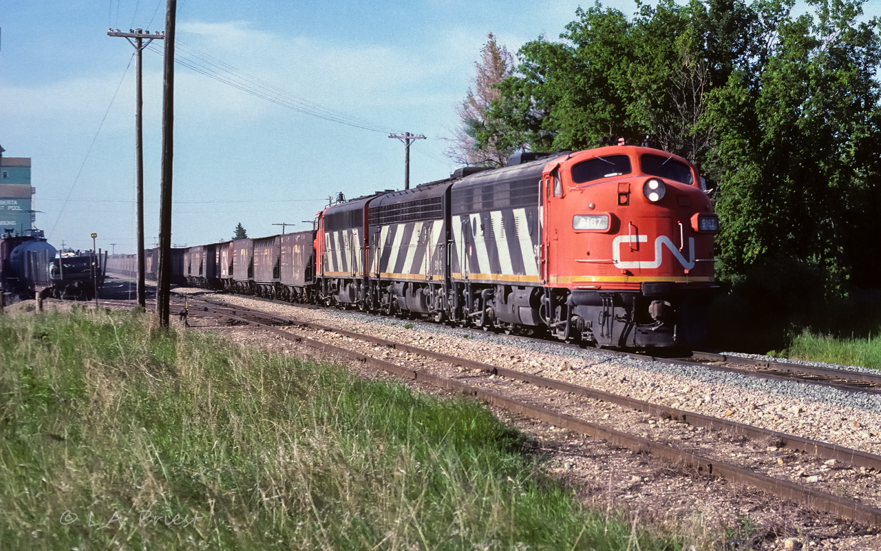 This unit train is returning back to Edmonton with 36 sulphur loads, scale test car CN52108 (it went up north on June 19th) and caboose 79286. The time is 19:00 and here is one of the few photos I shot at Gibbons. Except for a couple of tall hoppers in the middle, it is almost a solid train of short ones.