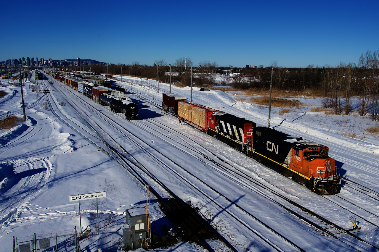CN 522 with CN 4765 & CN 9410 in different but equally clean paint schemes switches Southwark Yard. A bit later in the morning it will head to Saint-Jean-sur-Richelieu to serve some clients there.