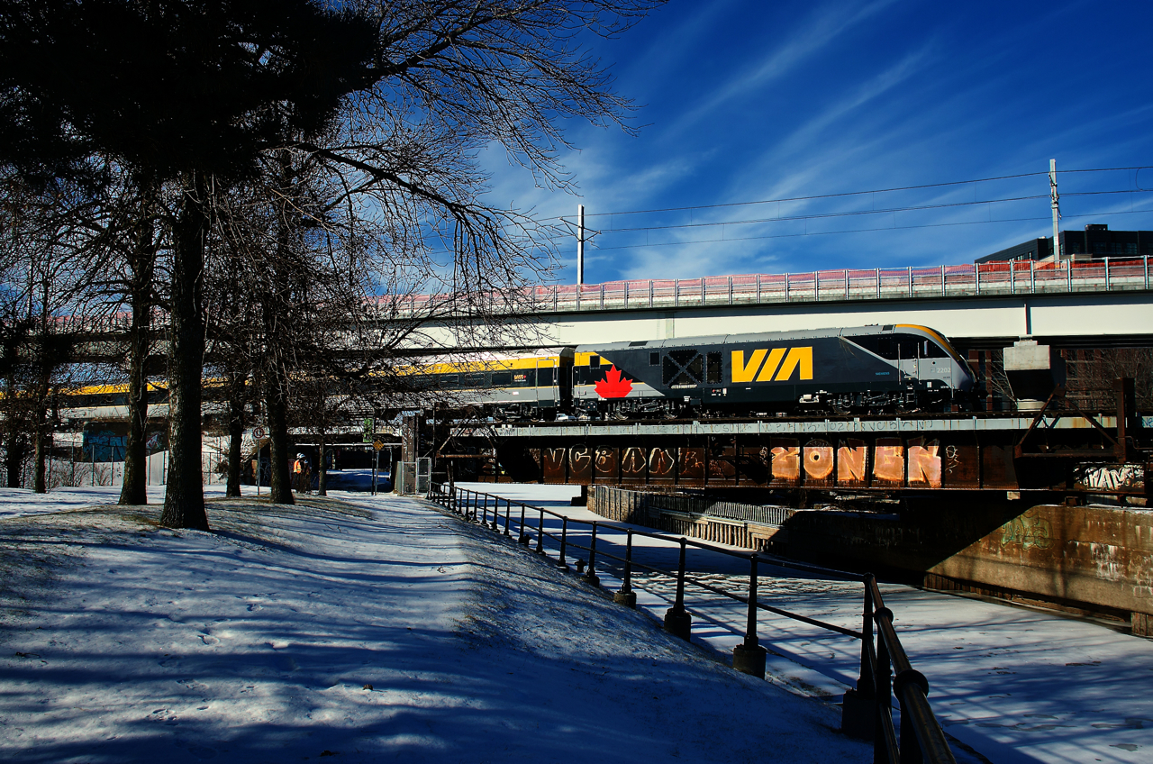In an uncommon move, VIA 22 on Wednesday had a Siemens trainset from Ottawa to Montreal (normally the only revenue runs with a Siemens consist for now are VIA 33 and VIA 26 on Tuesdays). Here it is deadheading back to the Montreal Maintenance Centre, as an LRC consist would do the Montreal-Quebec City portion of VIA 22's run.