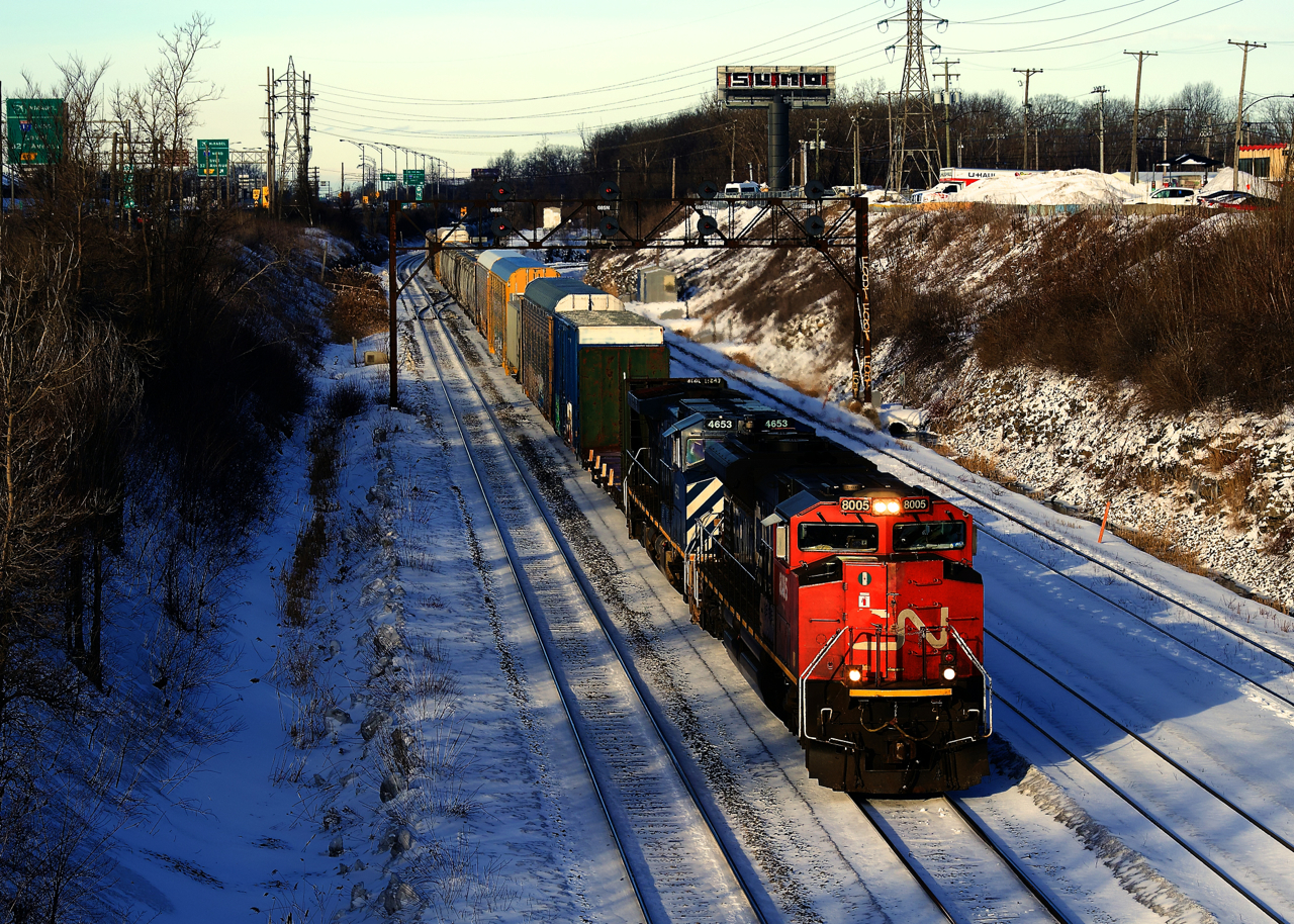 CN 322 is passing Ballantyne with CN 8005 & BCOL 4653 up front and CN 8951 mid-train. Soon it will stop at Turcot Ouest to set off cars.