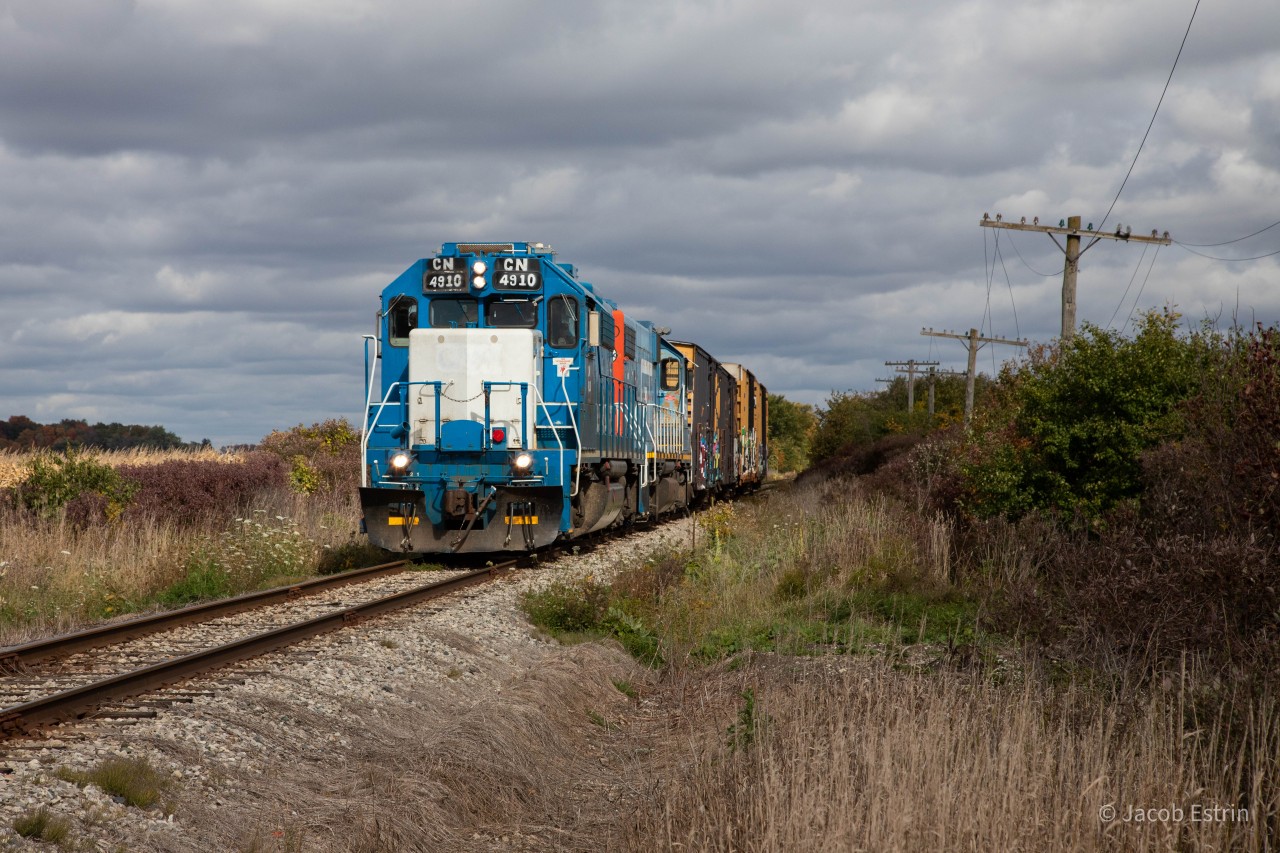 CN 4910 leads a short L568 West on the Guelph Sub approaching New Hamburg.