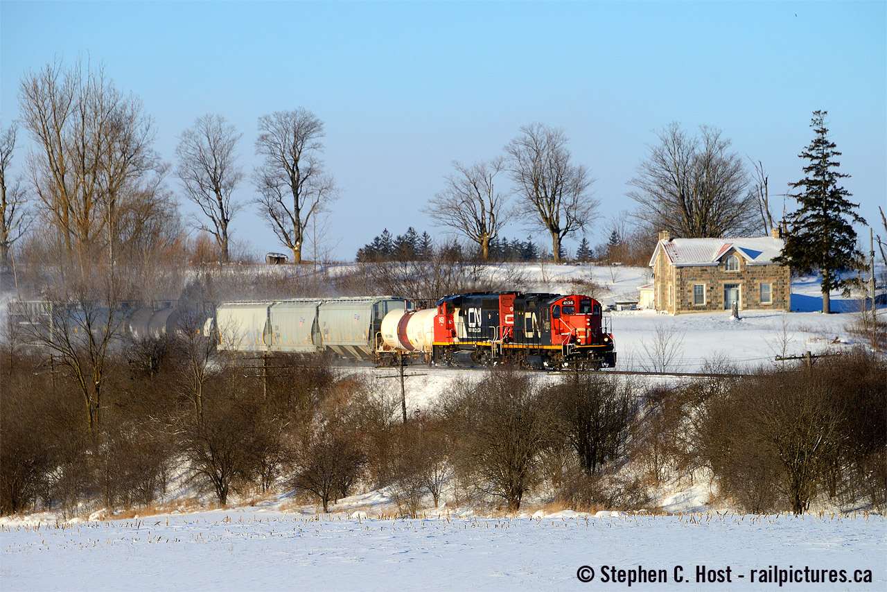 There were very few blue sky white ground days in Ontario this year, pictured was one of them, L542 is pictured blasting eastward through Mosborough by a rural stone farm with "unique" 4136 taking the charge. It's been awfully grey, rainy, and snow's melting and winter may just be finished already in 2022 and it's still early February. We'll see.