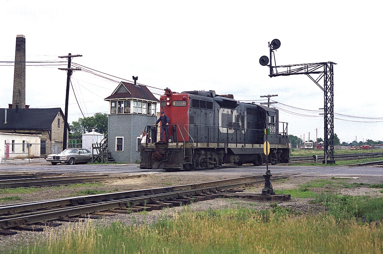 In 1978 there were still a few watchman's towers around. This one holds command over the Egerton St crossing by the old CN facilities and turntable at Rectory St in London East.
CN 4508 is seen moving westward on a rather dull morning........the GP was destined to became CN 4024 in a rebuild program and was eventually retired in 2006.