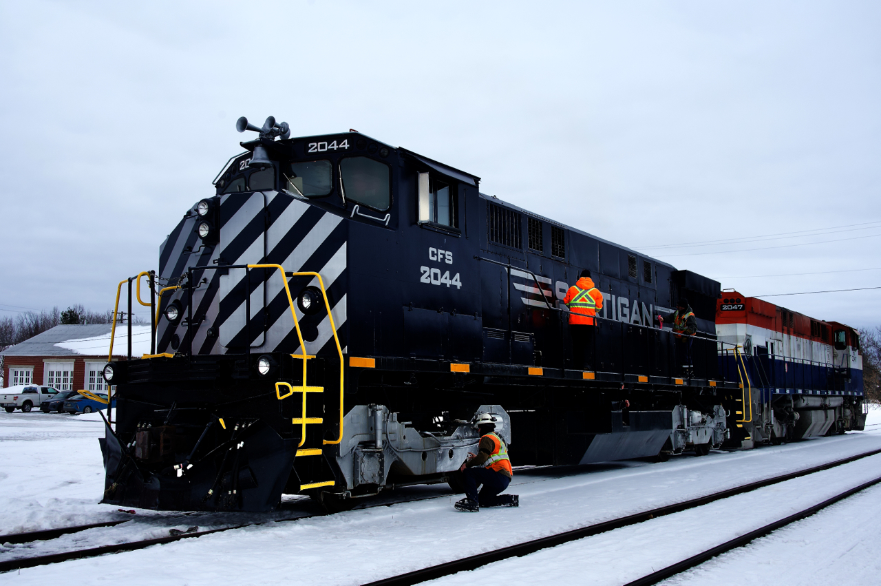 Sartigan personnel wipe CFS 2044's long hood and those distinctive ZWT trucks get some fresh paint at the start of a shift. A photo shoot for a local business association would be taking place later in the day.