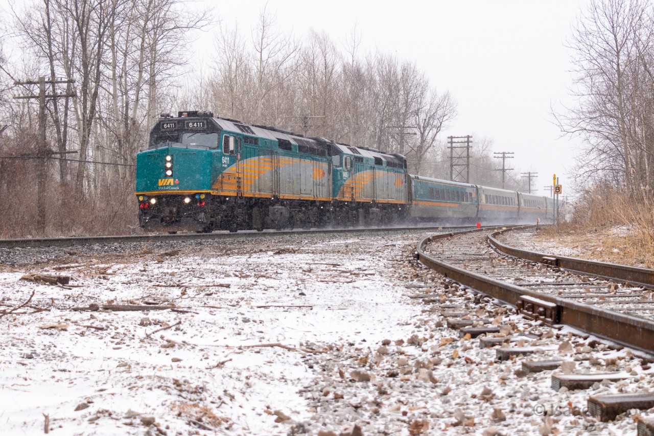 In the early stages of a massive snowstorm, VIA 63 rips through the neighbourhood of Guildwood with F40PHs 6411 and 6435. At the time, 6435 had just returned to service a few days prior after an extended period of time where it was getting repaired. The spur on the right leads to DOW Canada, an industry that gets worked by CN 546 a few times a week.