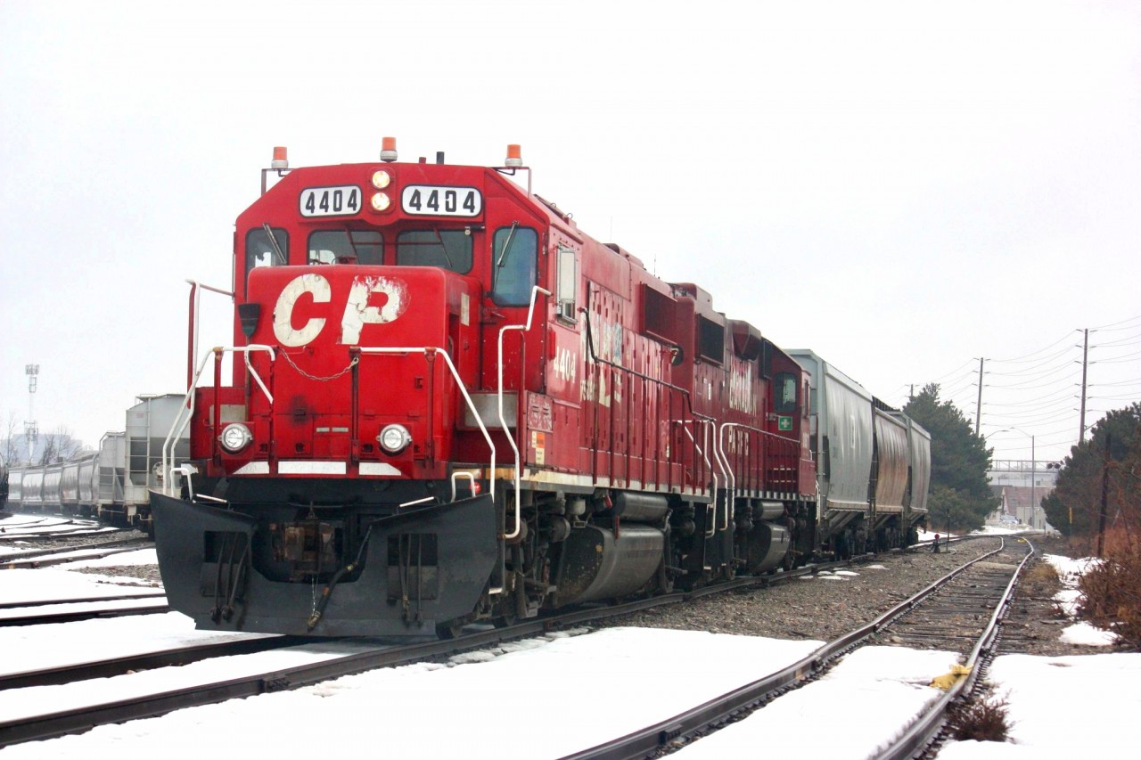 CP H24 with 1/2 gp38s in this paint.
It's my First dual flag engine that I actually remember seeing.