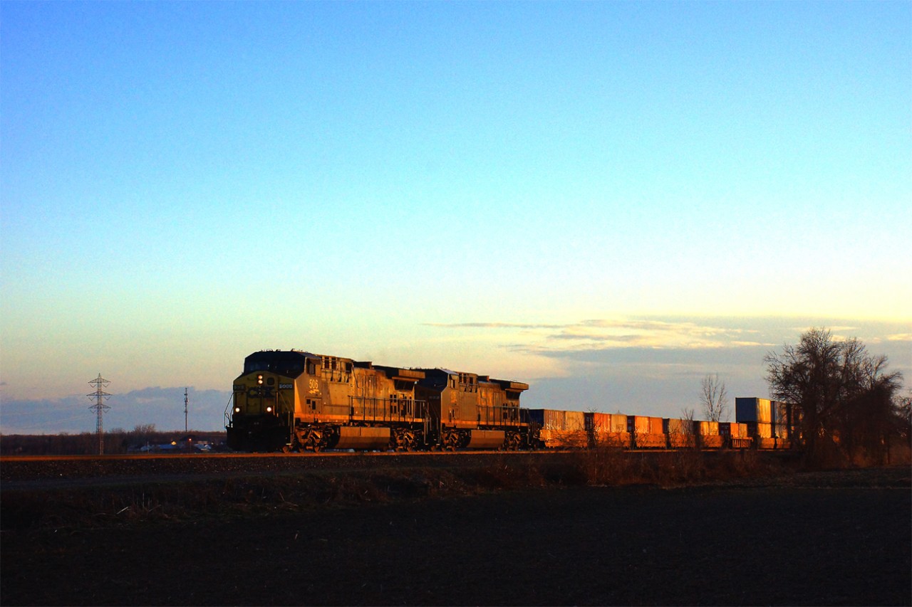 Originating on the CSX in Syracuse, N.Y., Canadian National Huntingdon-Montreal train M326 with AC4400CWs 506 and 316 on the point catches the dying light of day as it comes onto the Kingston Sub from the Valleyfield Sub
at CN Coteau-Est for the final 30 miles to Taschereau Yard.