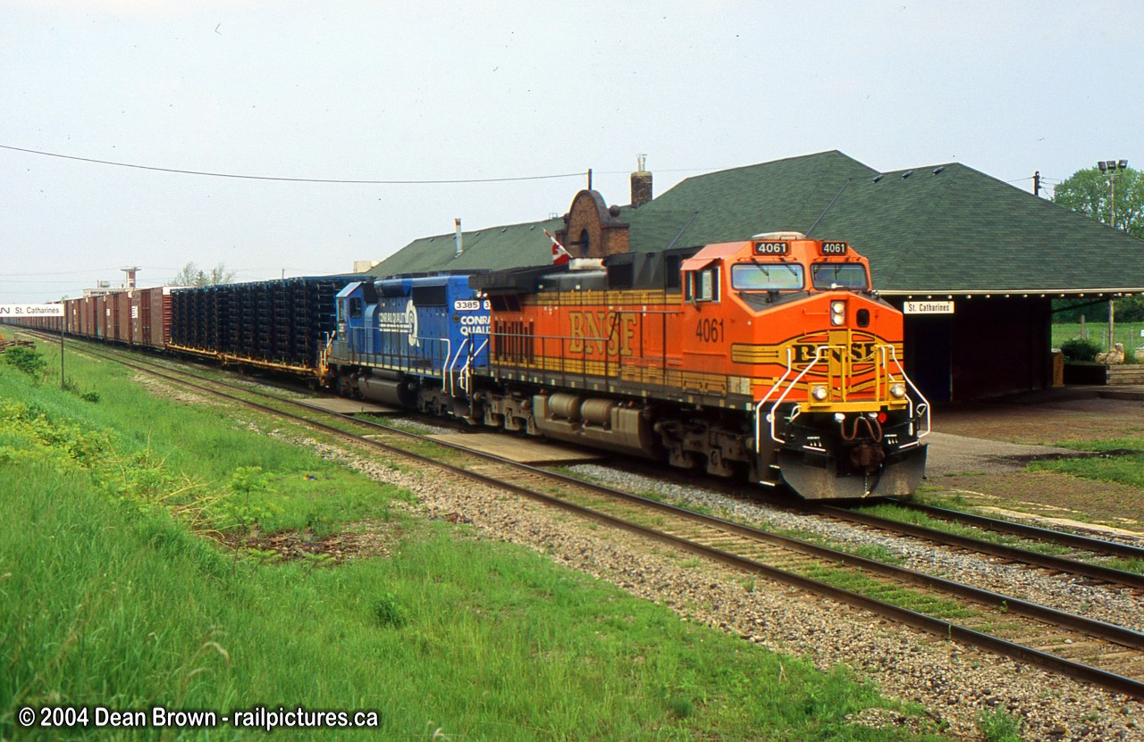 A colorful lashup on NS 328 with BNSF 4061 and PRR 3385 through St. Catharines. This location is now overgrown and can't get those photos anymore.