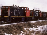 GMD-1's with dandruff :^). The grain extra has just finished picking up 4 hoppers from the elevators in Redwater and now has all 35 loads rolling for Gibbons. Looking at my notes, I shot this at f8 and 1/125, surprised there is no blur in the picture. This photo taken at the Burger Baron crossing (main street) in Redwater at 10:55.