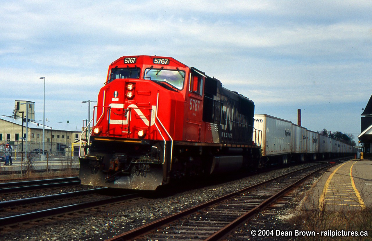 CN 5776 leads Q145 the RoadRailer through Georgetown