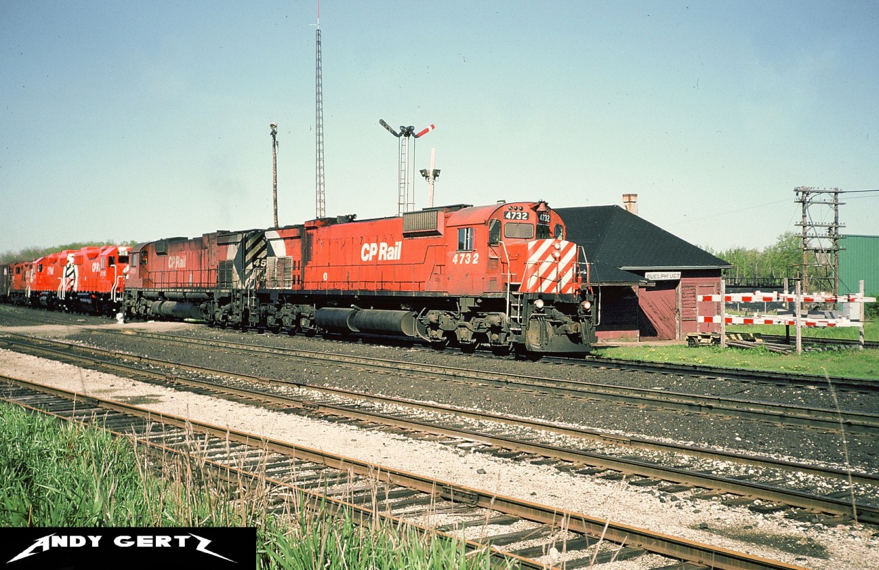 An eastbound CP train is at Guelph Junction with 4732, 4511, 3115, 3114 and 1570 in May 1986. Both GP38-2’s 3115 and 3114 were on their first run from the GM Plant in London.